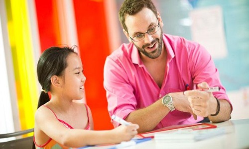 Học ngoại ngữ với con bạn giúp chúng phát triển trí não tốt hơn