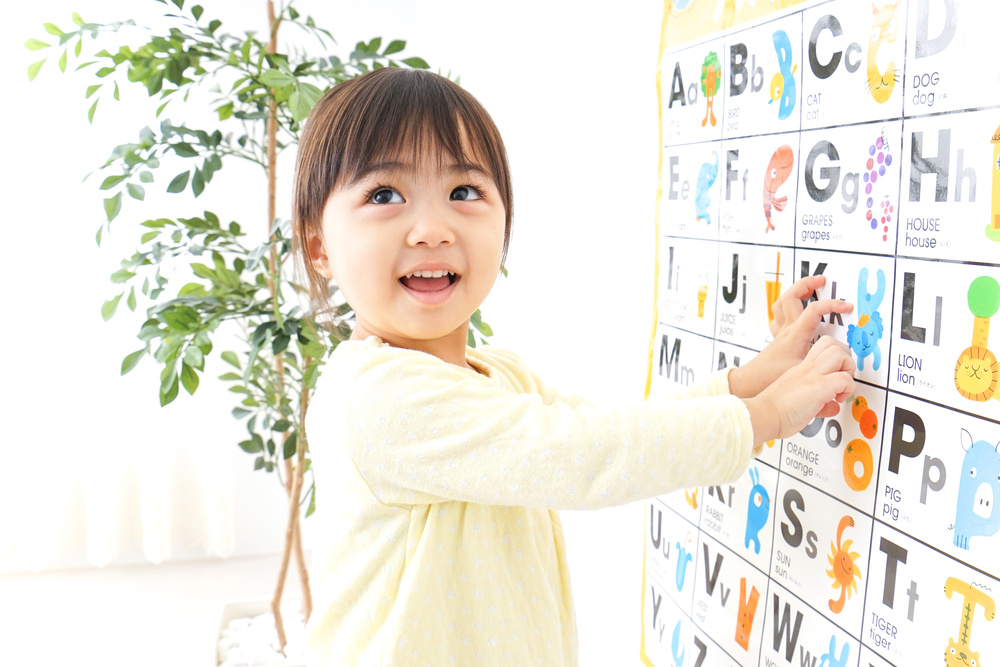 trẻ em học ngoại ngữ